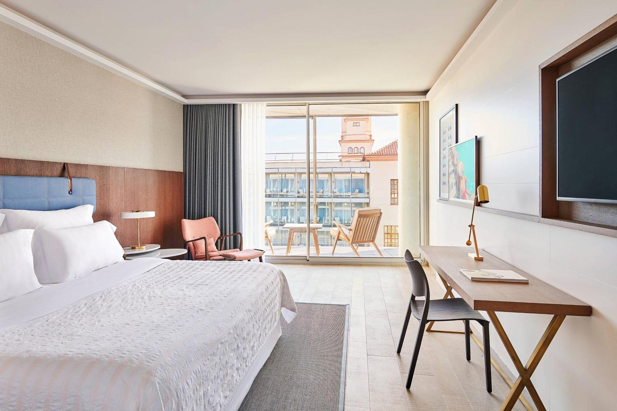 Chambre Lit King-Size Supérieure Contemporaine - Vue Partielle sur Mer