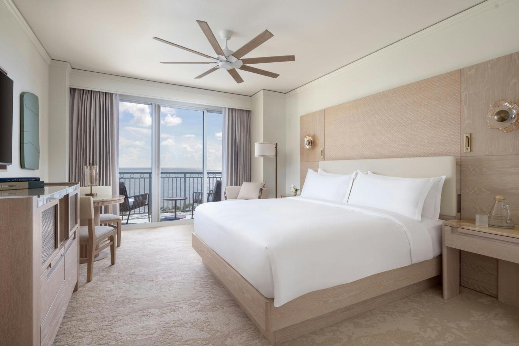Unterkunft mit 1 Kingsize-Bett und Meerblick