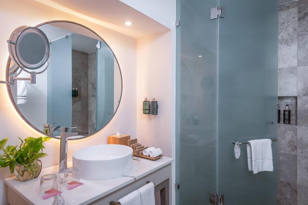 The Level Swim Up Suite Balcony,1774479231:JPEG