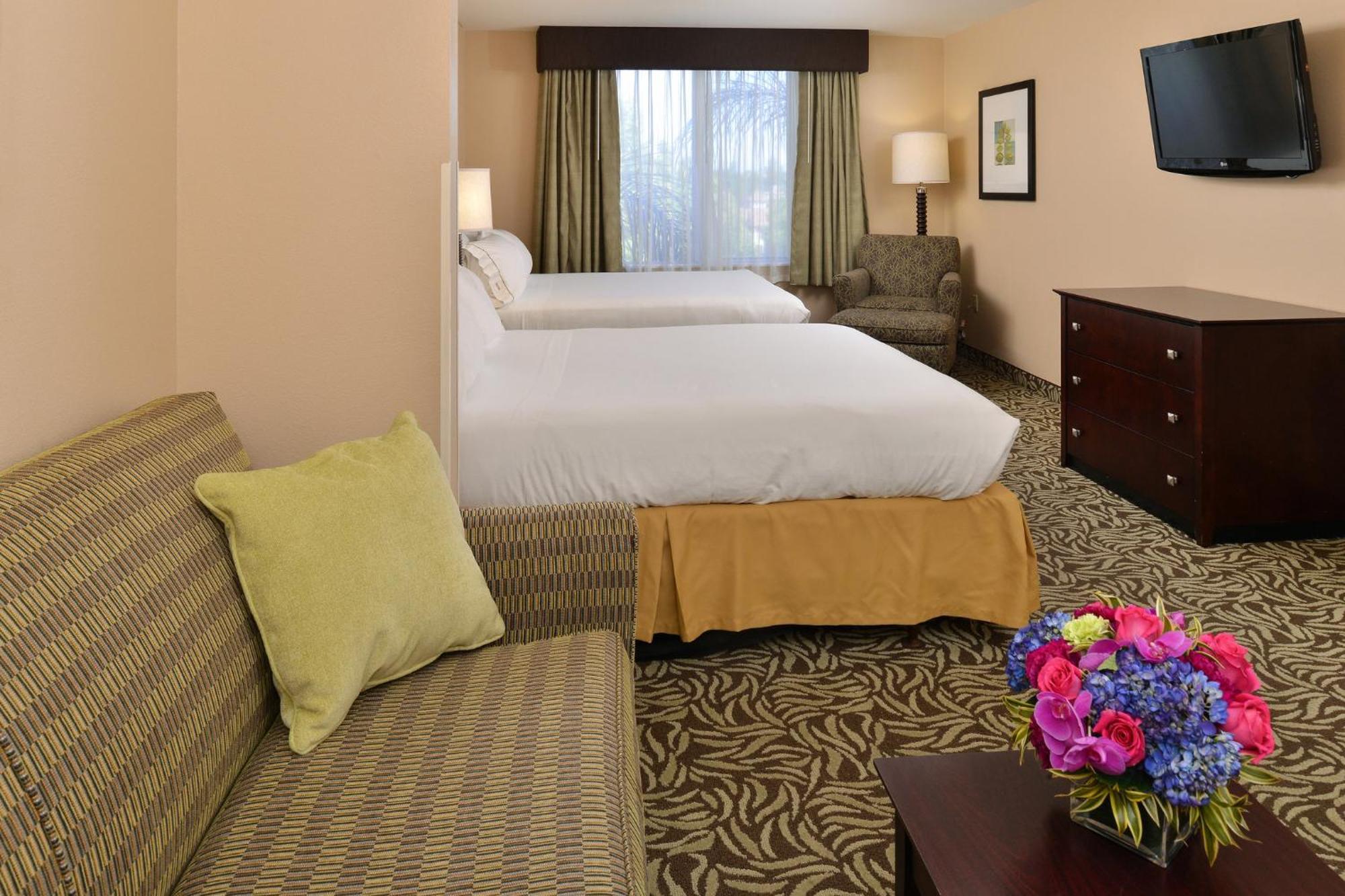 Queen Corner Suite Two Queen Beds
