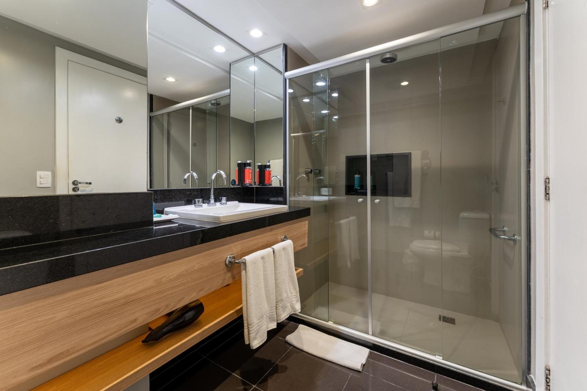 Quarto Premium com 1 Cama de Casal e Vista do Mar