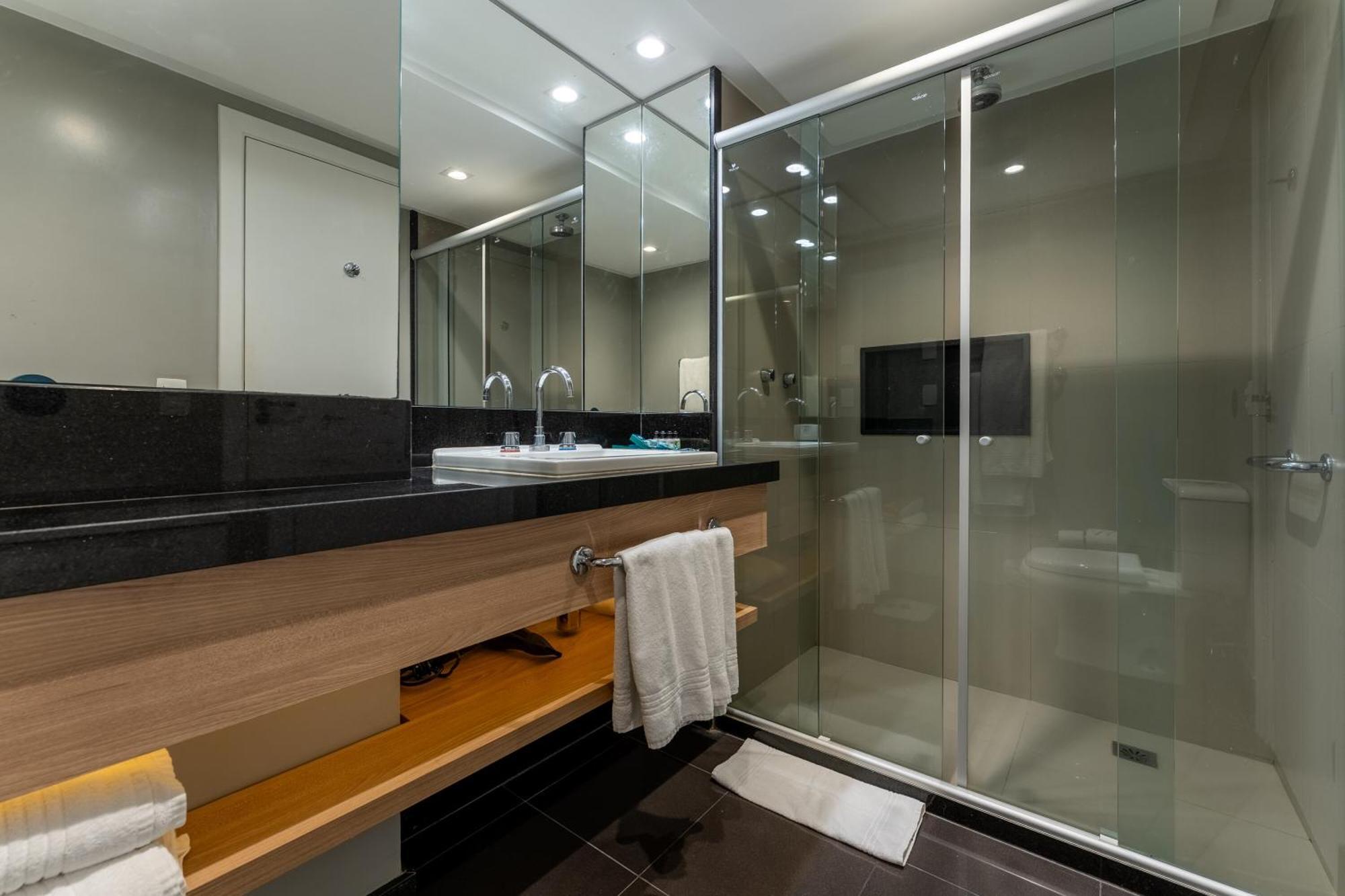 Quarto Premium com 2 Camas de Casal e Vista do Mar