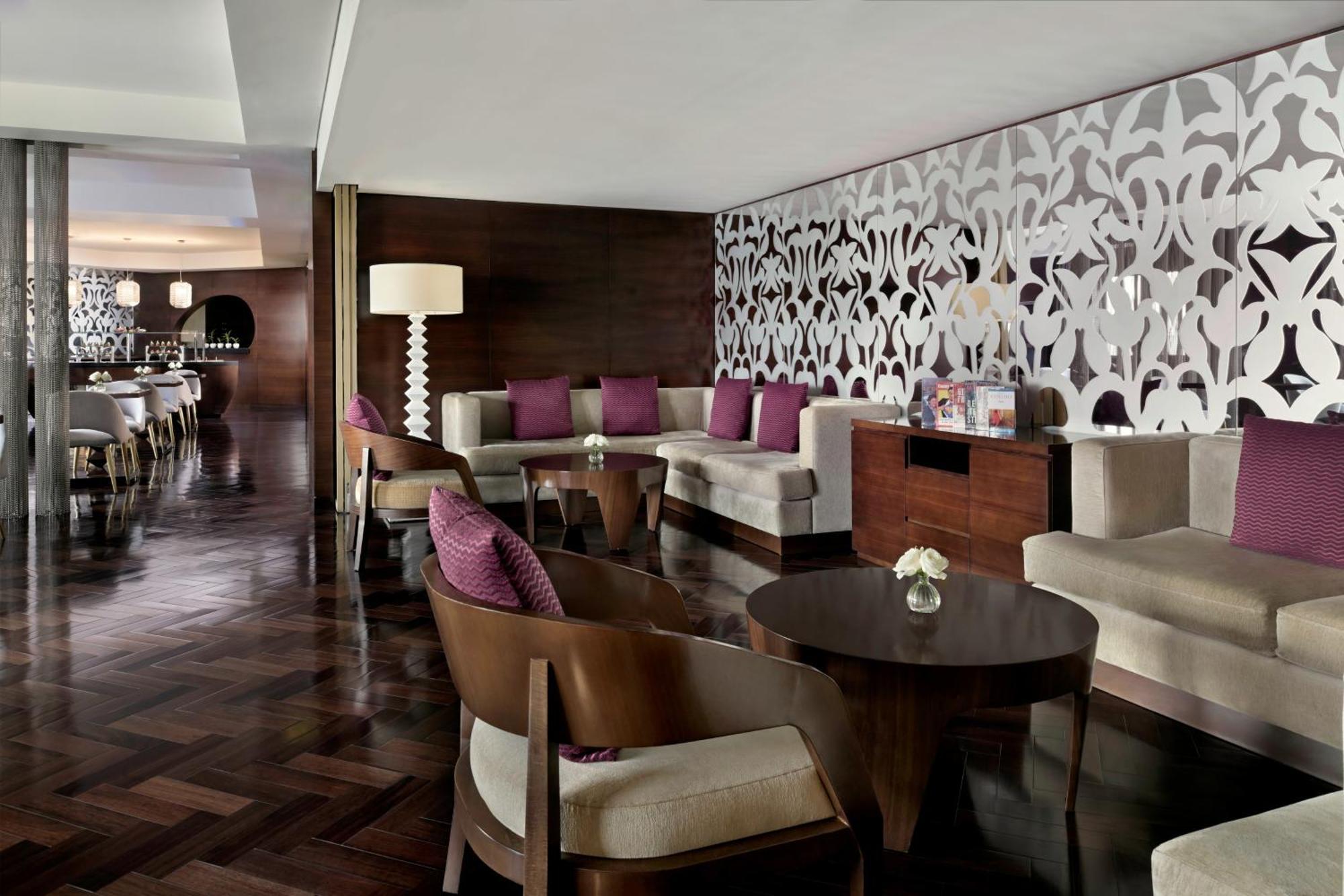 Standard King Room Lounge Access