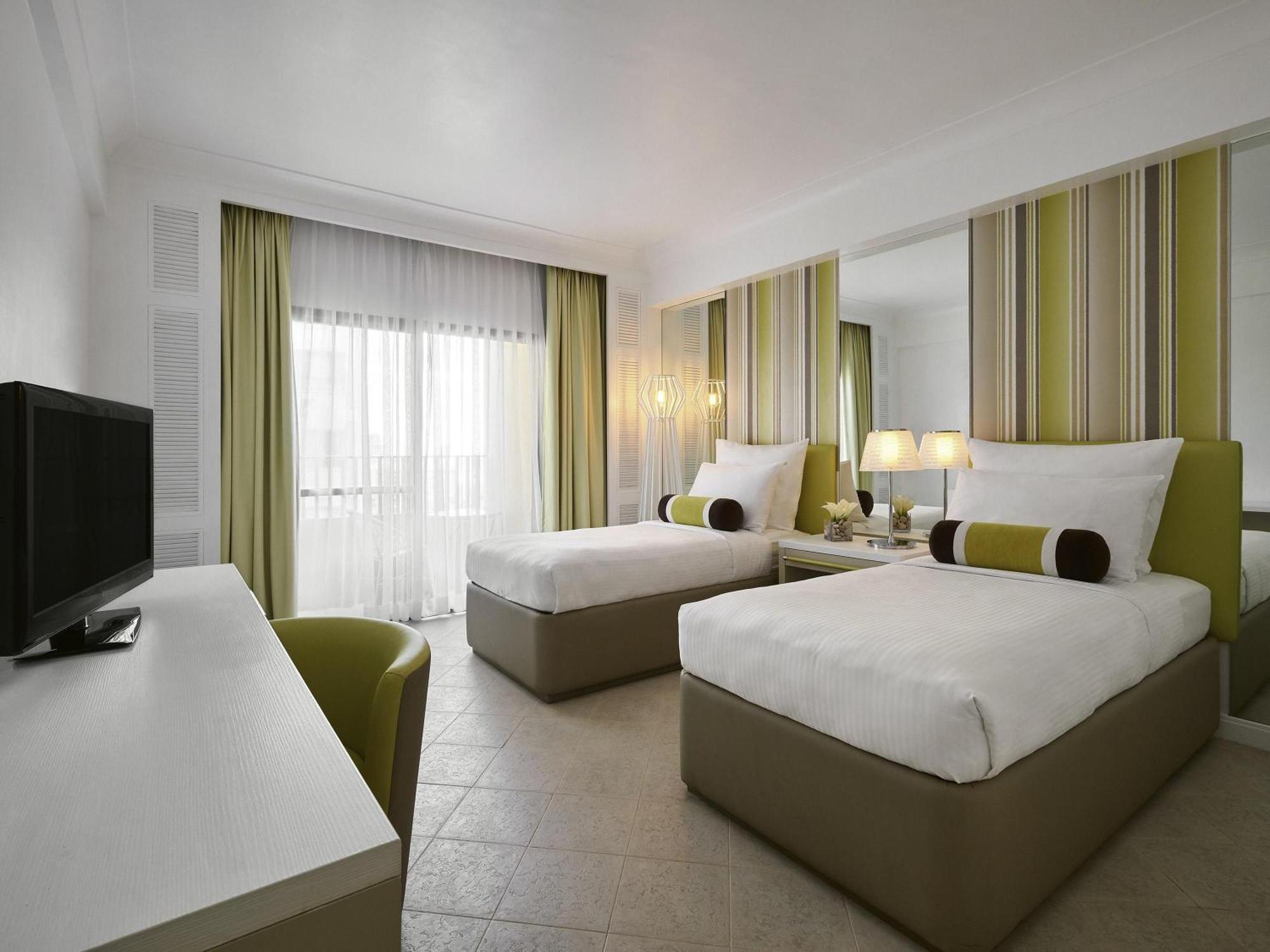 Deluxe Twin Room Atrium View