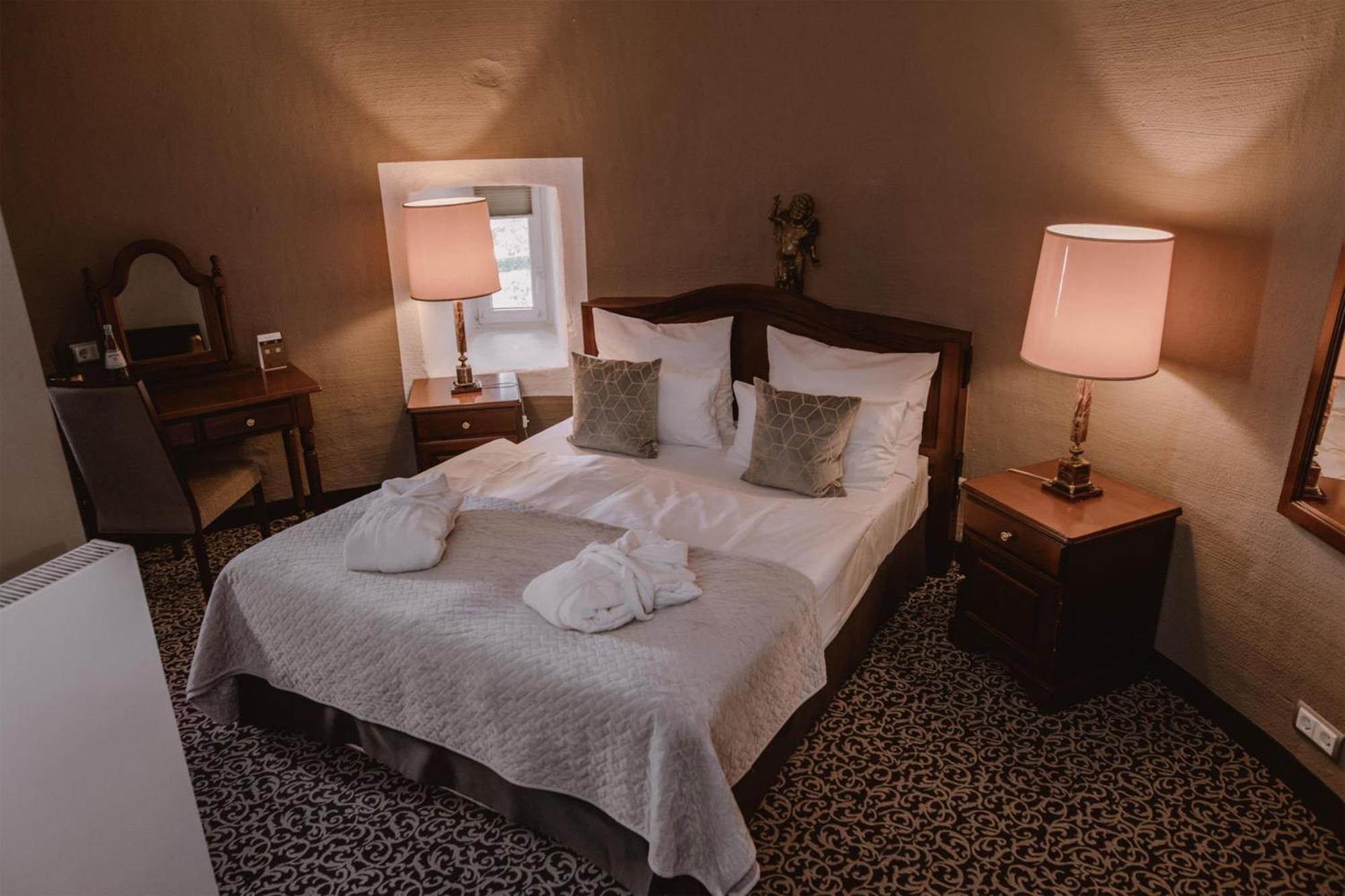 Suite Queen Bed City View