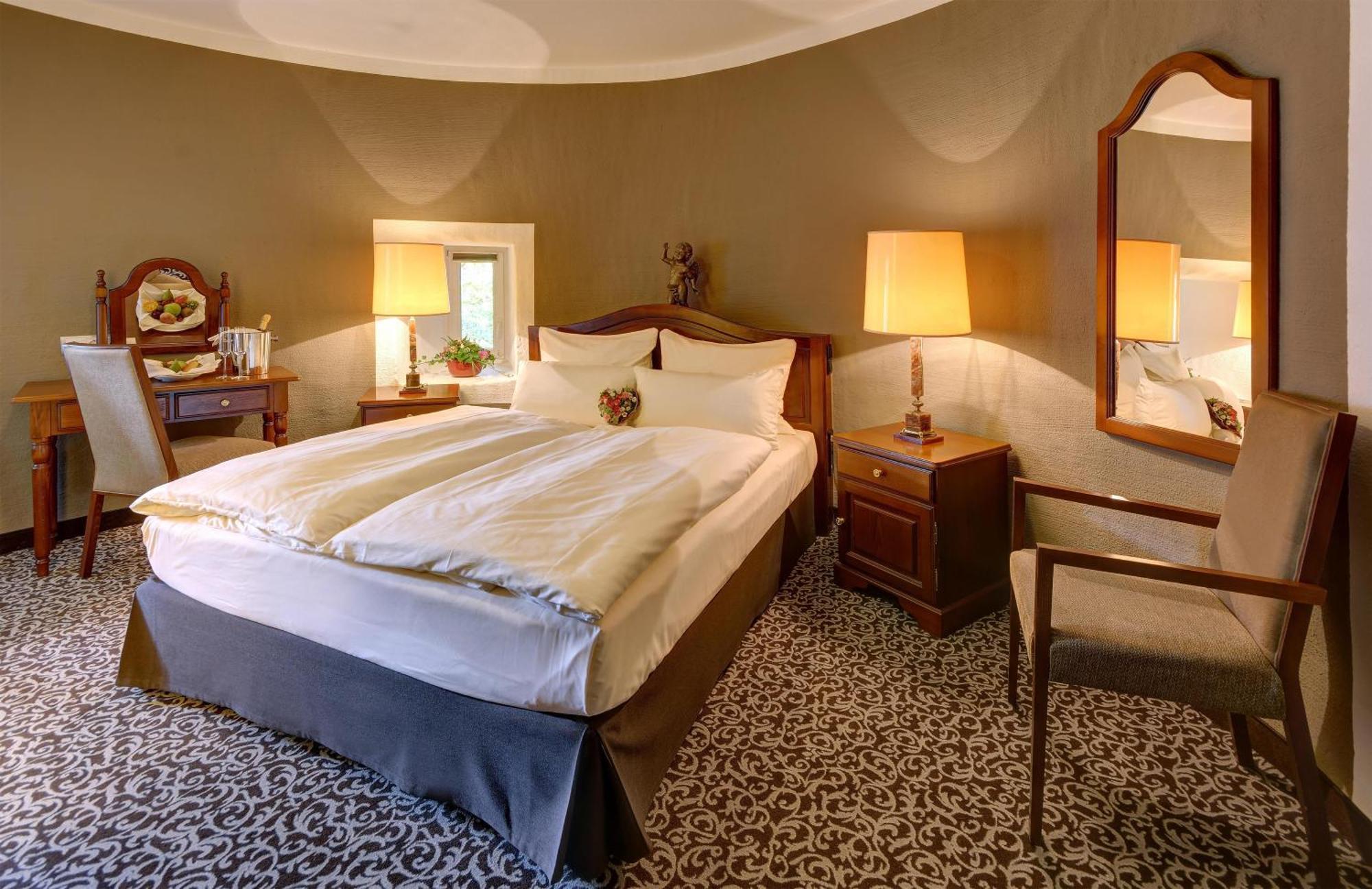 Suite Queen Bed City View