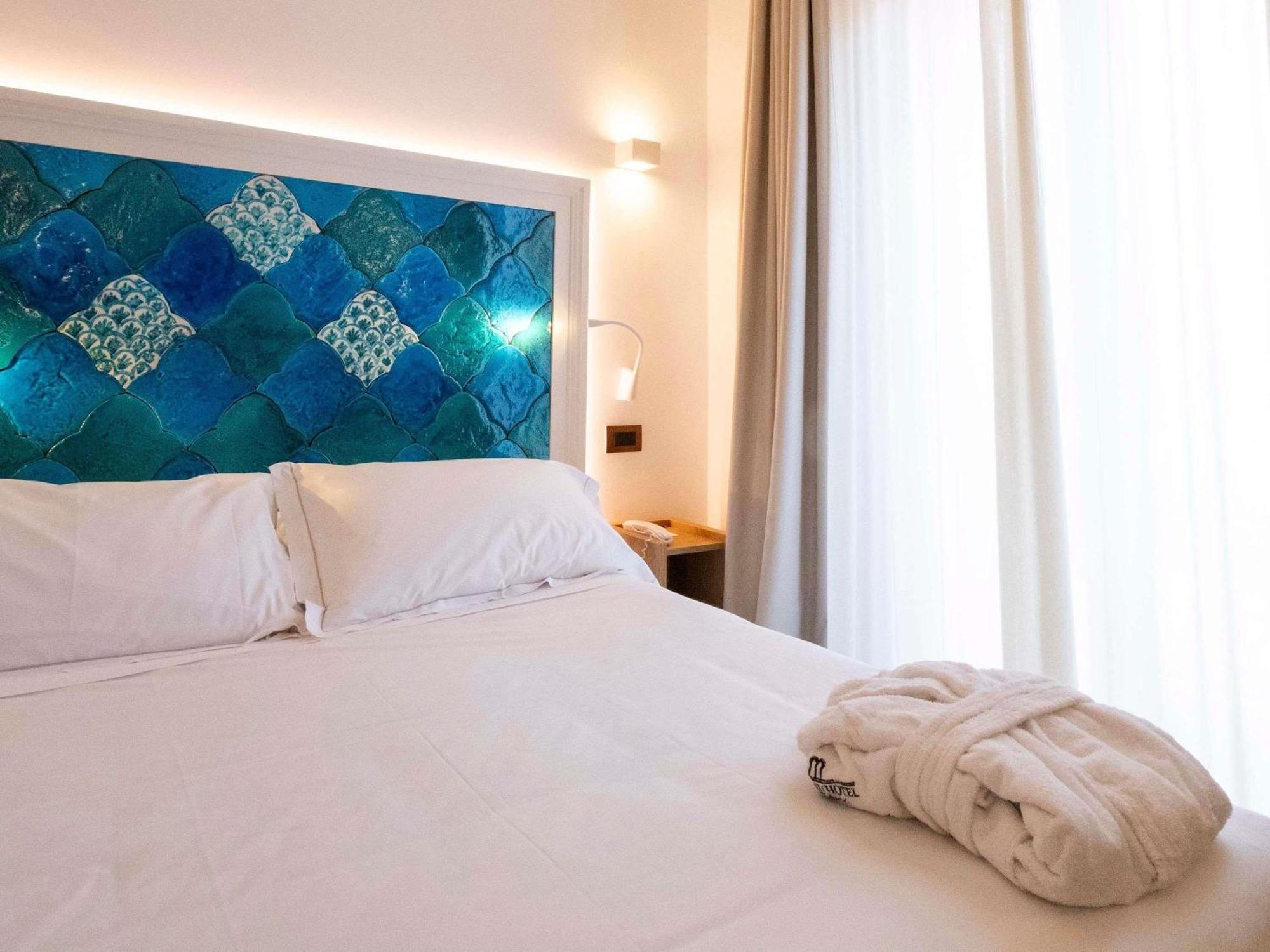 Classic Queen Room Side Sea View
