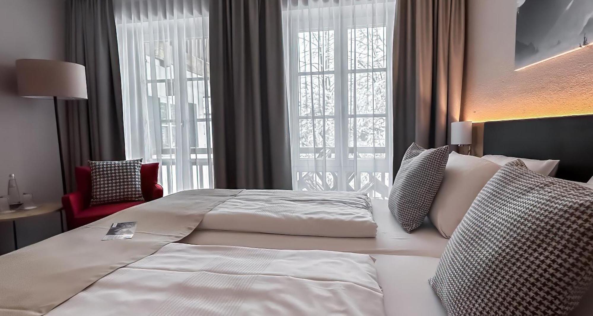 Standard Zimmer mit 1 Doppelbett und 1 Einzelbett – Balkon/separates Gebäude