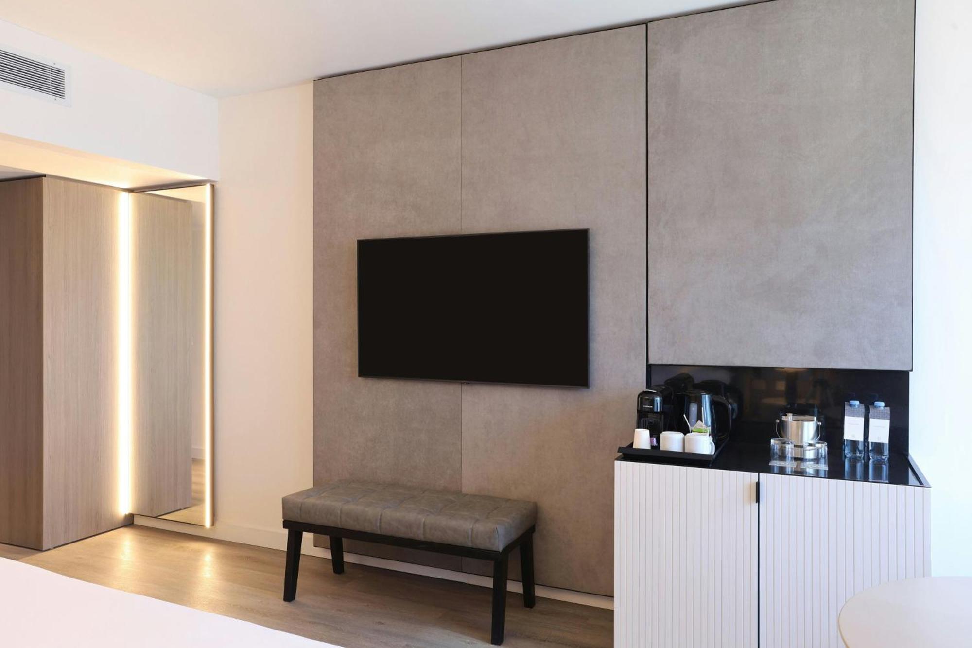 Quarto Clássico com Cama King-size e Acesso à Piscina