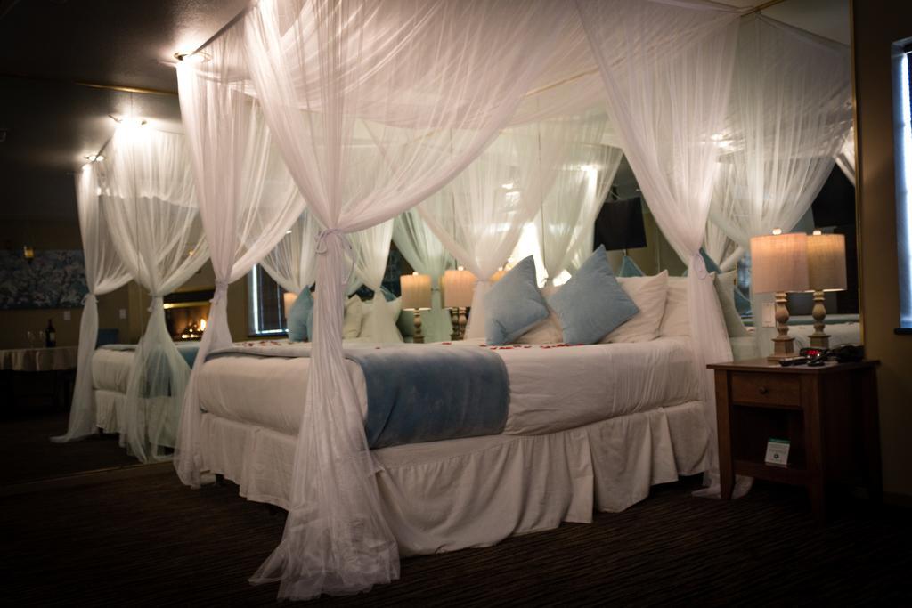 Honeymoon Suite