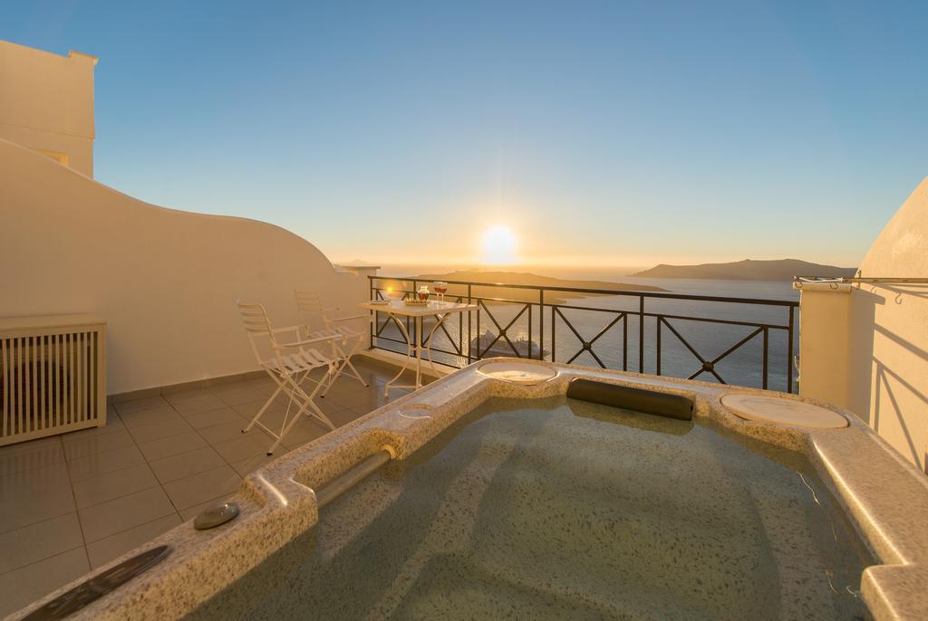 Grande Suite with Caldera View and Hot Tub