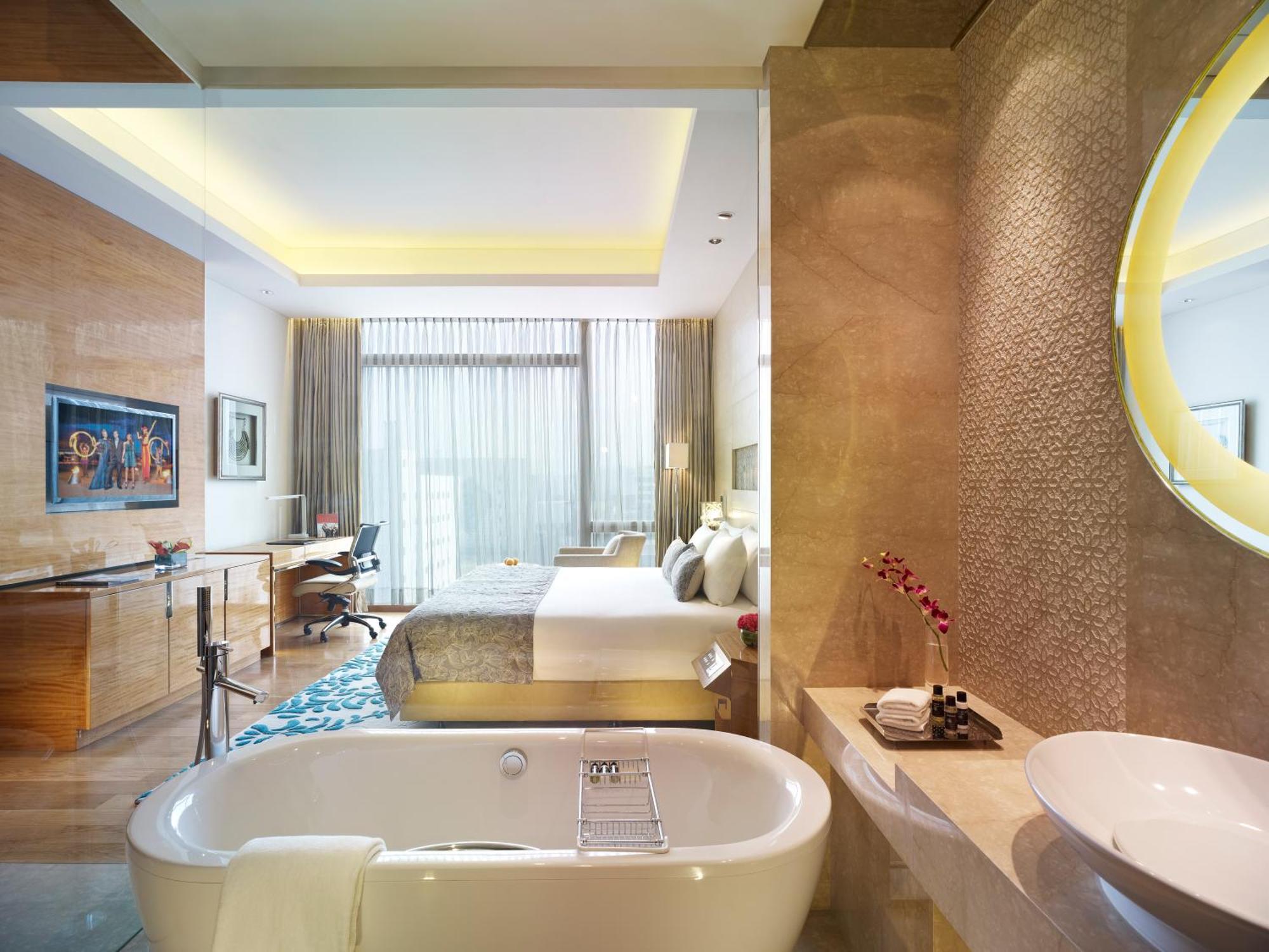 Deluxe King Room on F&B