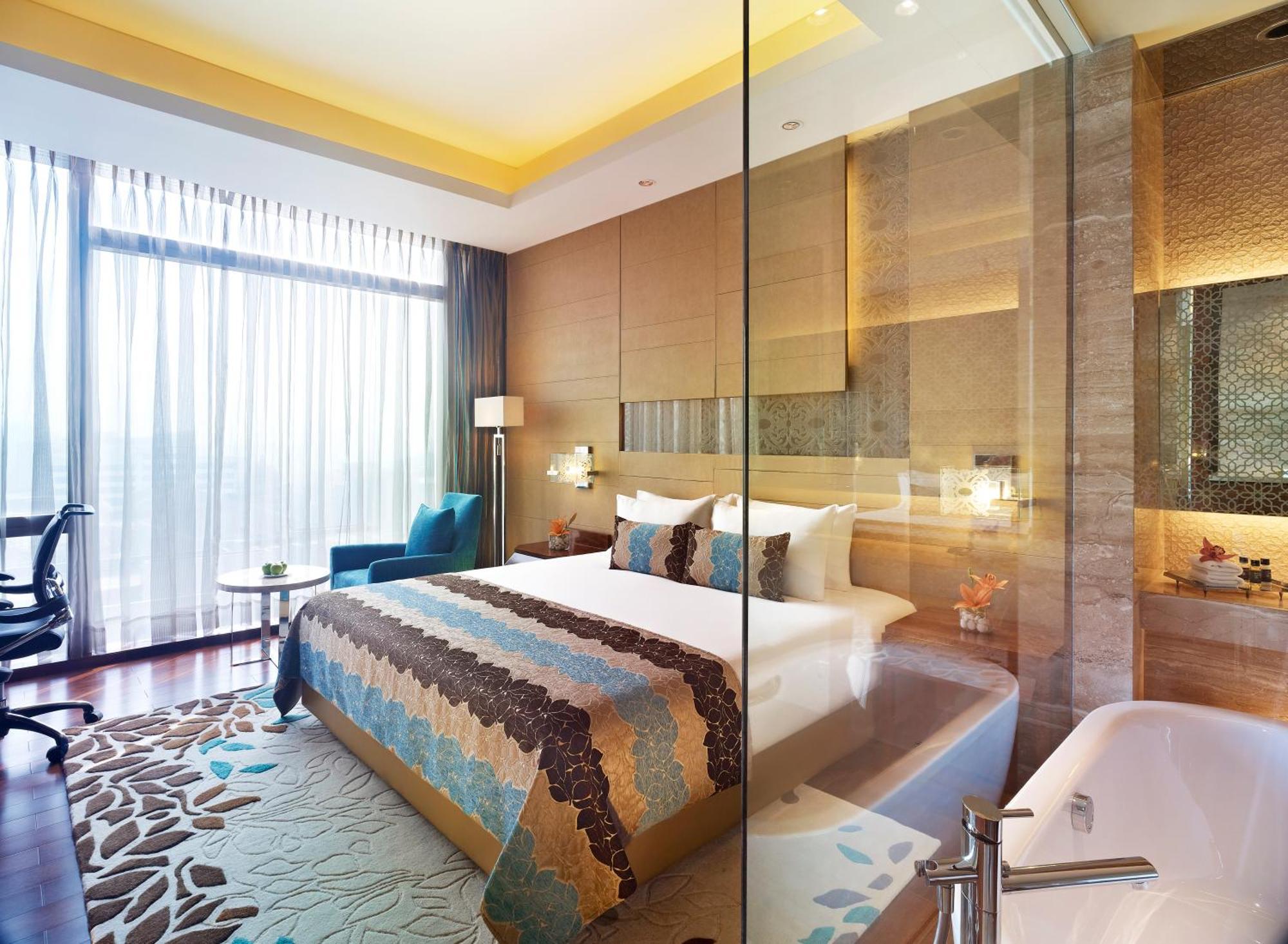 Deluxe King Room on F&B