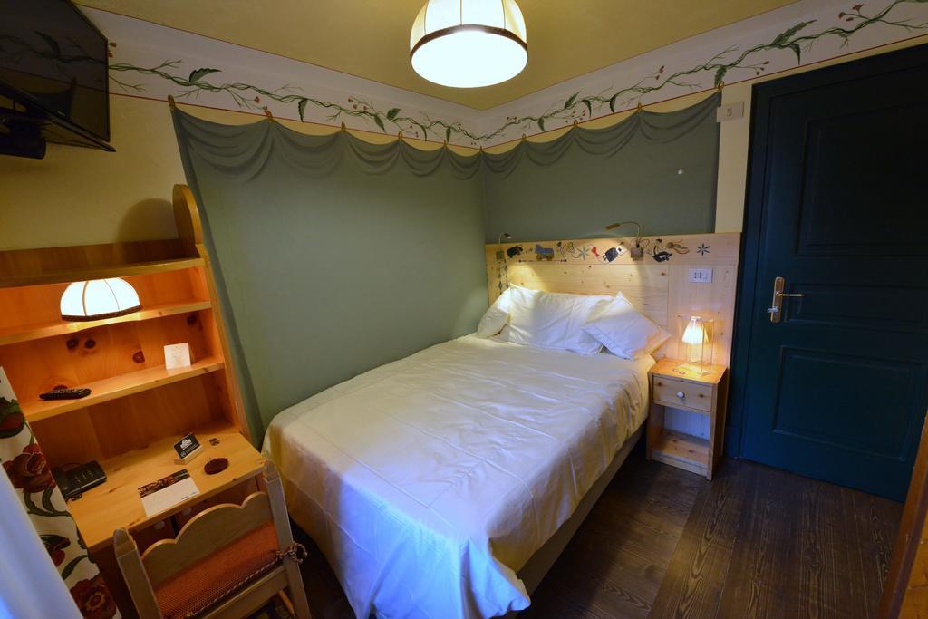 Double Room French Bed,227395772:JPEG