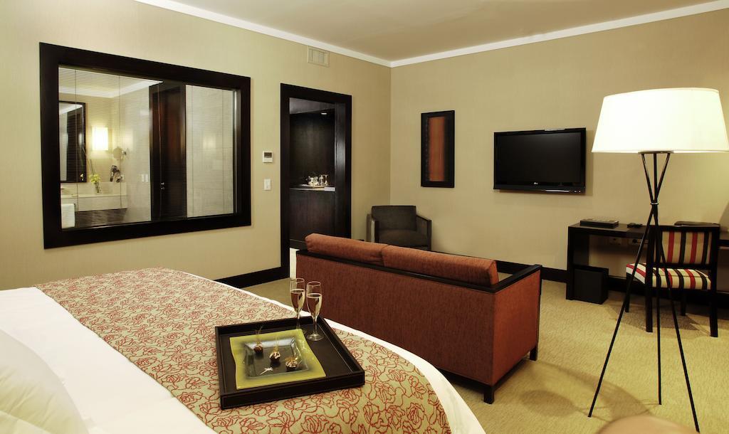 Quarto com Cama King-size e Vista da Piscina