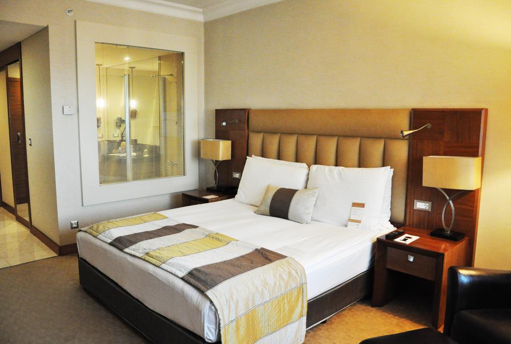 Superior King Room View