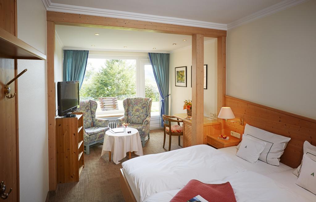 Terrassenzimmer im Souterrain mit Duschbadewanne,404354793:JPEG