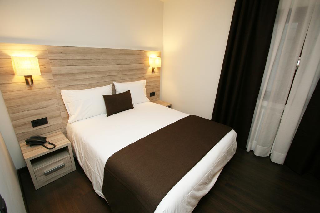 Double or Twin Room Interior,1277443081:JPEG