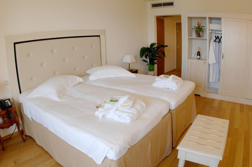 Double or Twin Room with Sea View