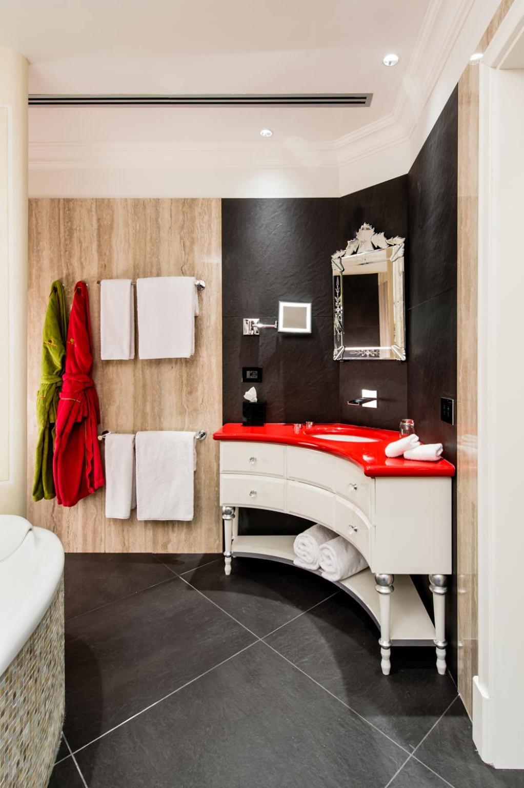King Suite Spa Bath,279987469:JPEG