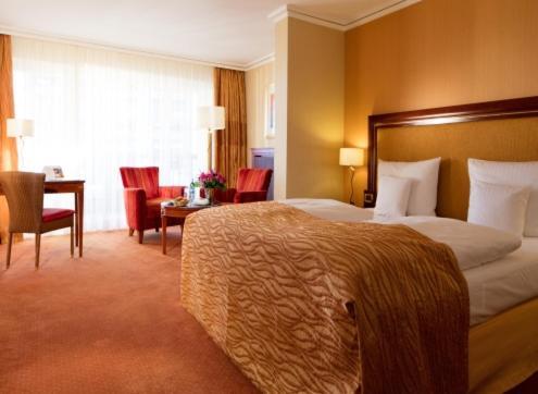 Grand Deluxe Doppelzimmer mit seitlichem Meerblick