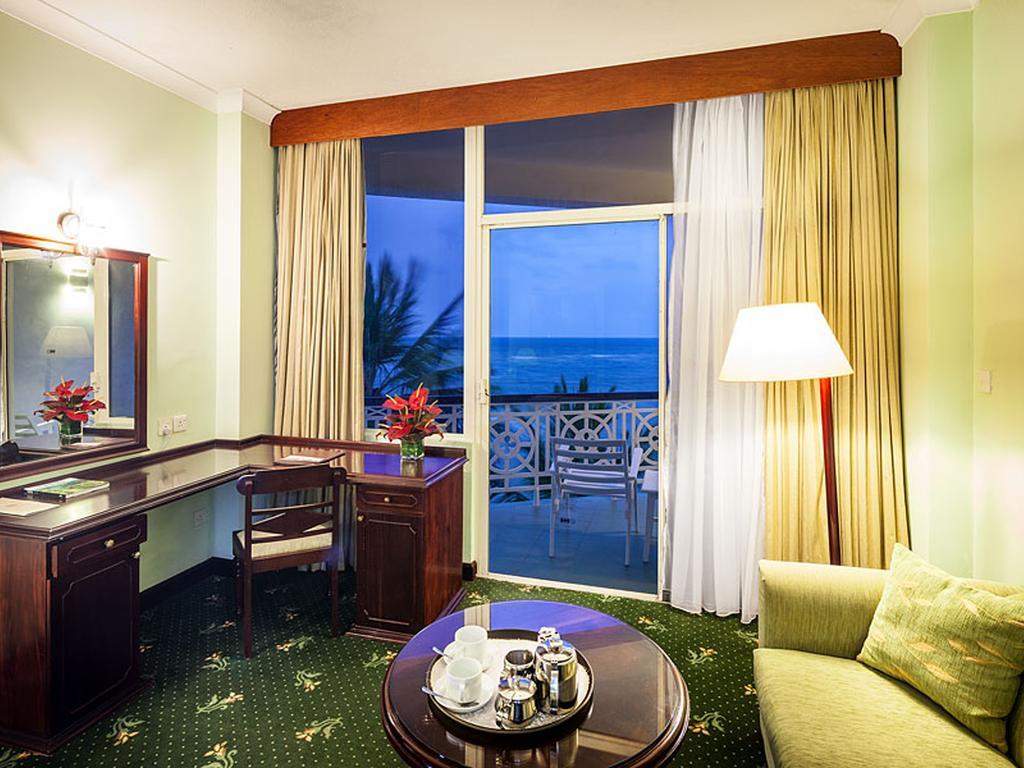 Zimmer mit Kingsize-Bett und direktem Meerblick