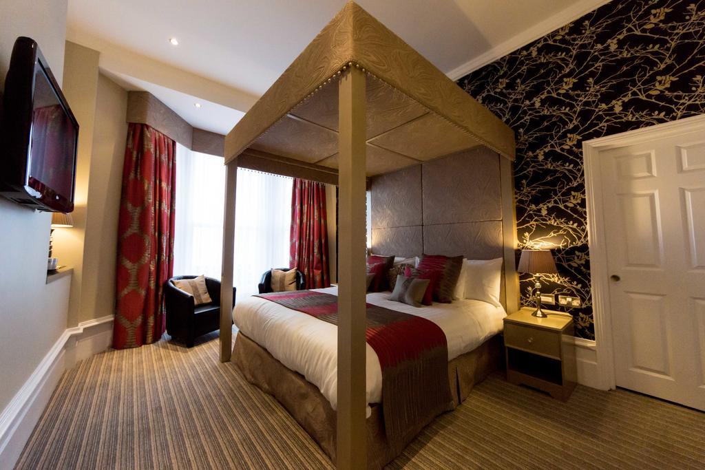 Deluxe King Room with King Bed and View - Non-Smoking
