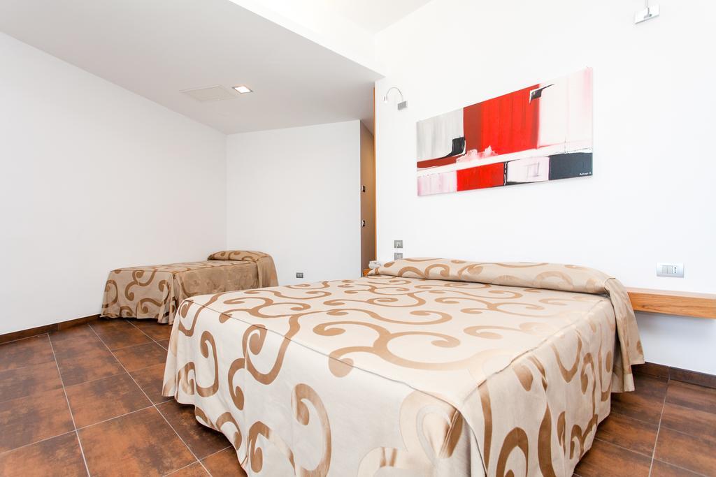 Triple Room,690081588:JPEG