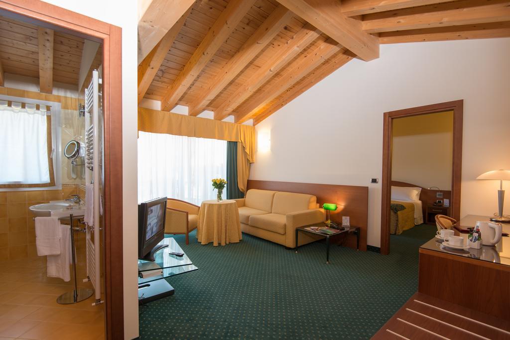 Suite mit Balkon und Poolblick