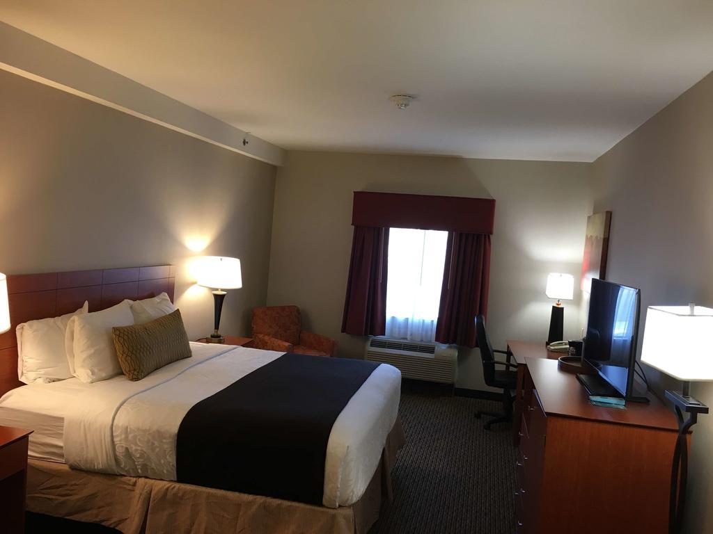 King Room with Bath Tub - Mobility Accessible/Non-Smoking