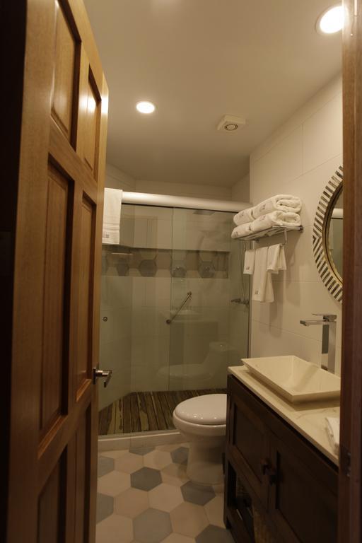 Suite con cama extragrande y vistas