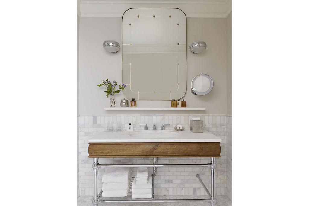 Queen Room with Bathtub - Mobility Accessible