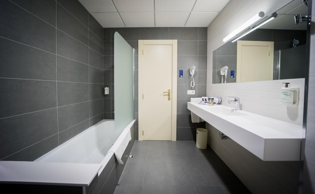 Standard Twin Room,452165124:JPEG