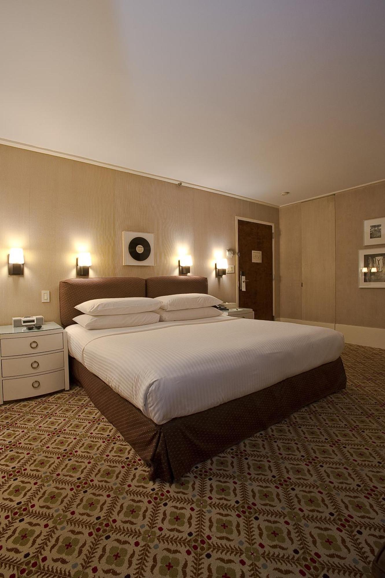 Two Connecting Queen Rooms
