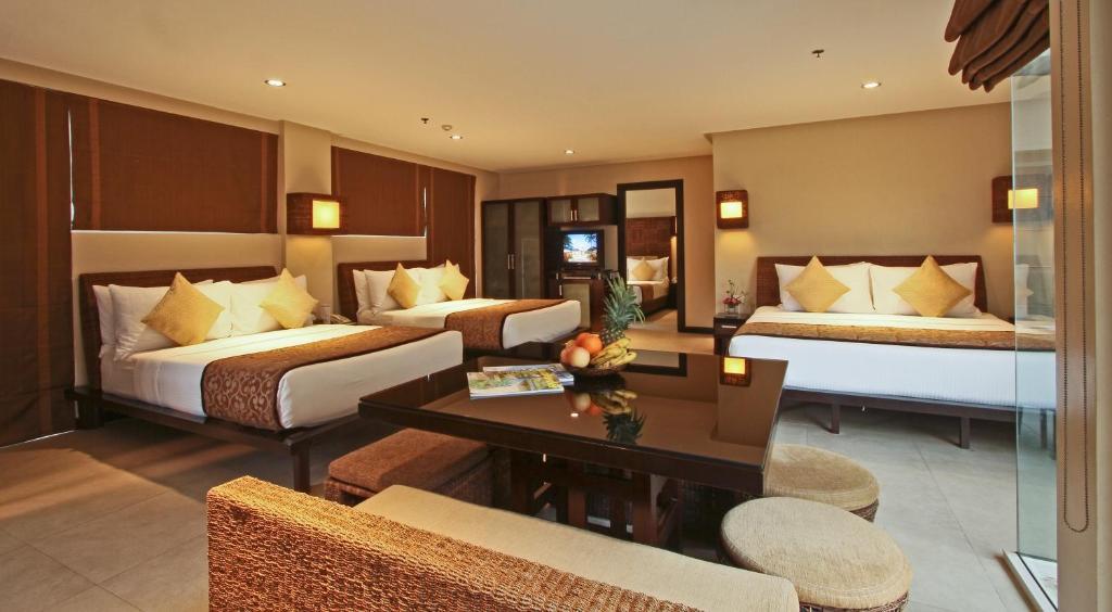 Family Grand Suite with Pool Access
