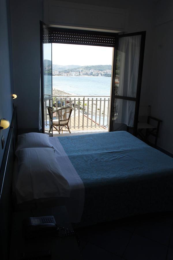 Camera Matrimoniale con Balcone e Vista Mare