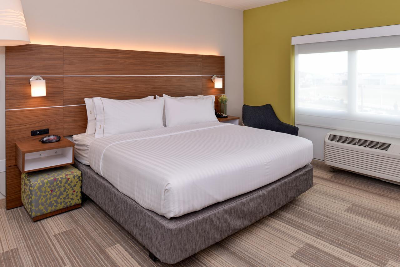 Standard King Room with Roll-in Shower - Mobility Accessible