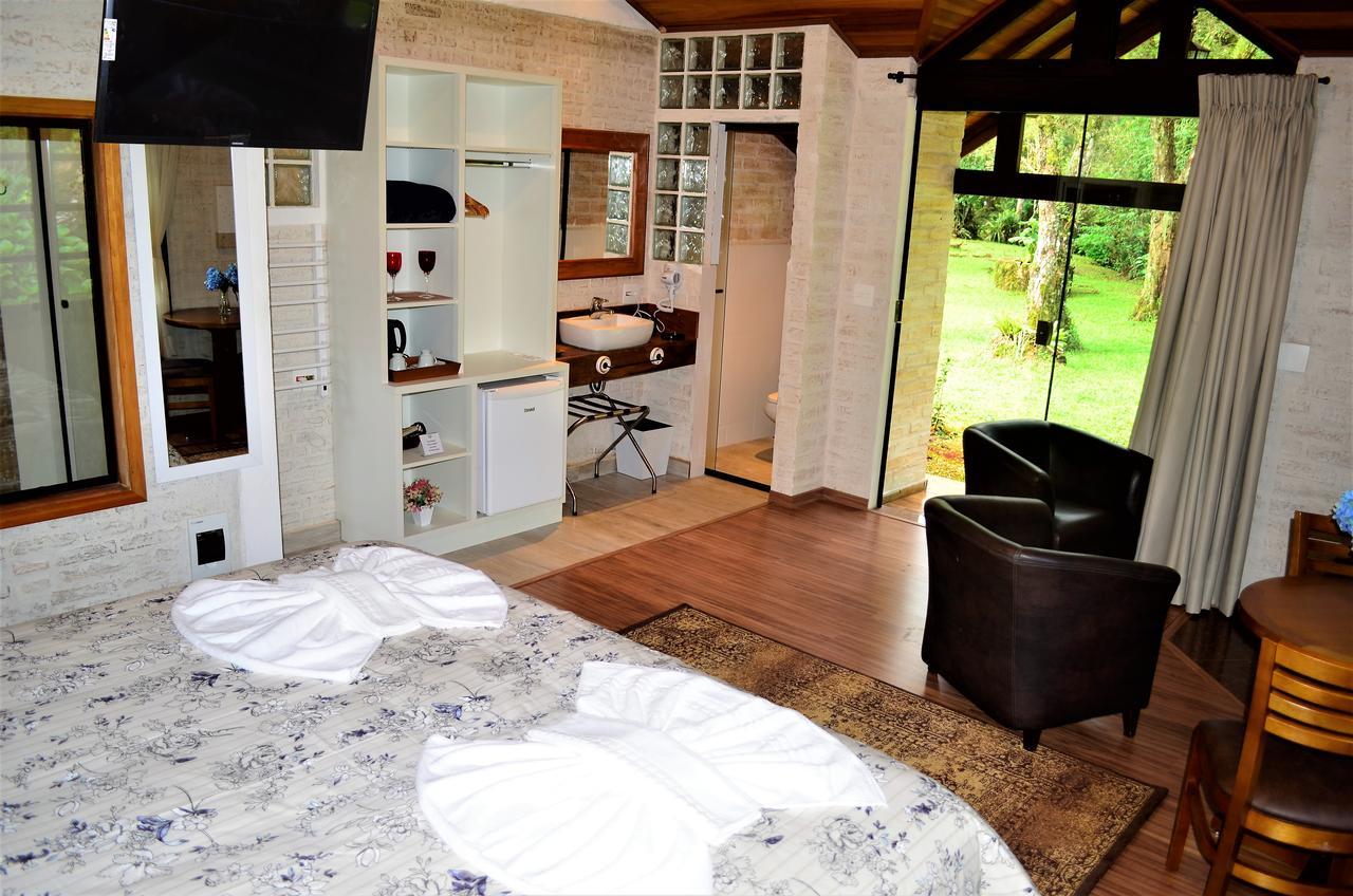 Quarto com Cama King-size e Banheira de Hidromassagem