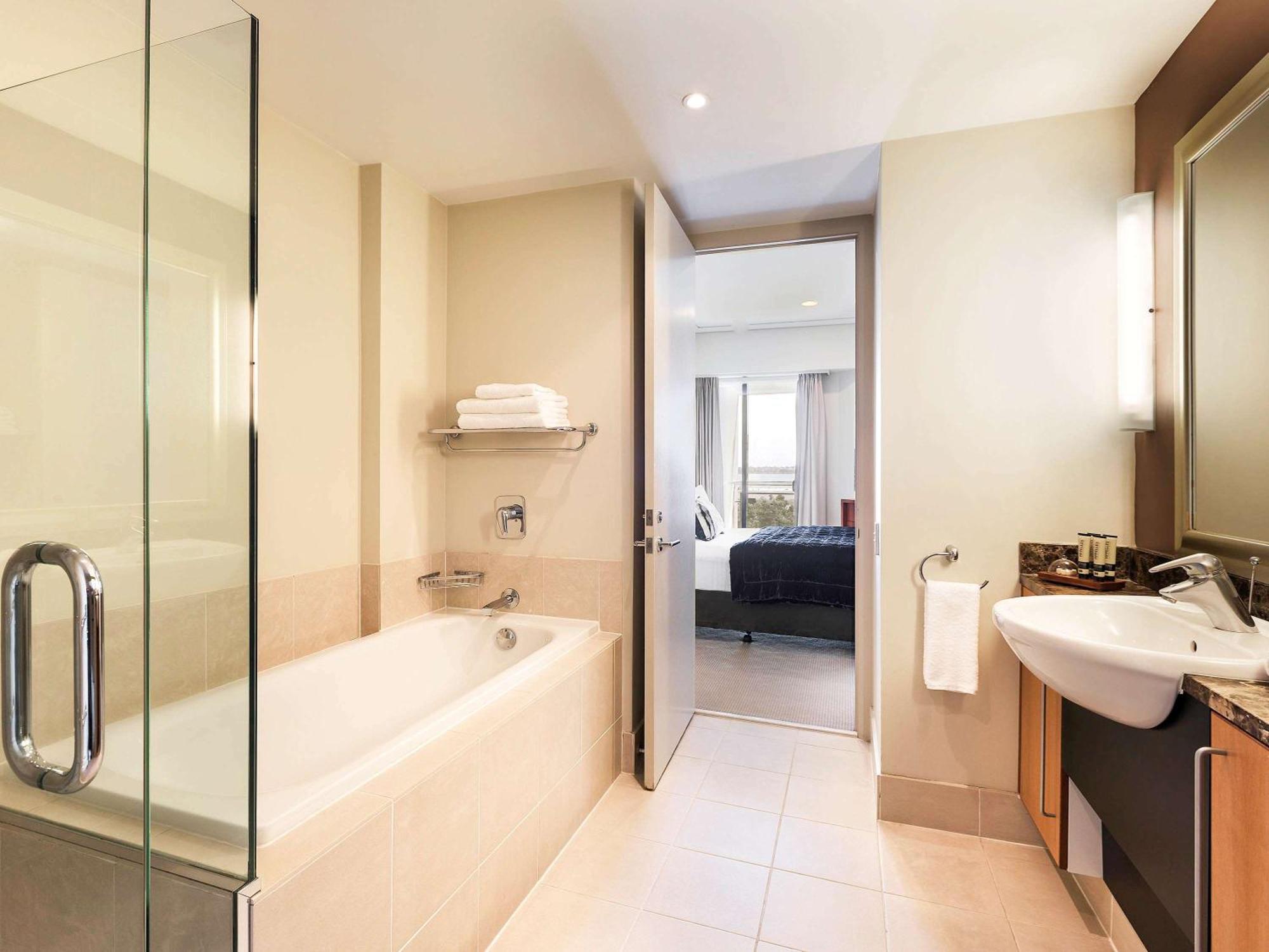 Queen Studio Suite City View