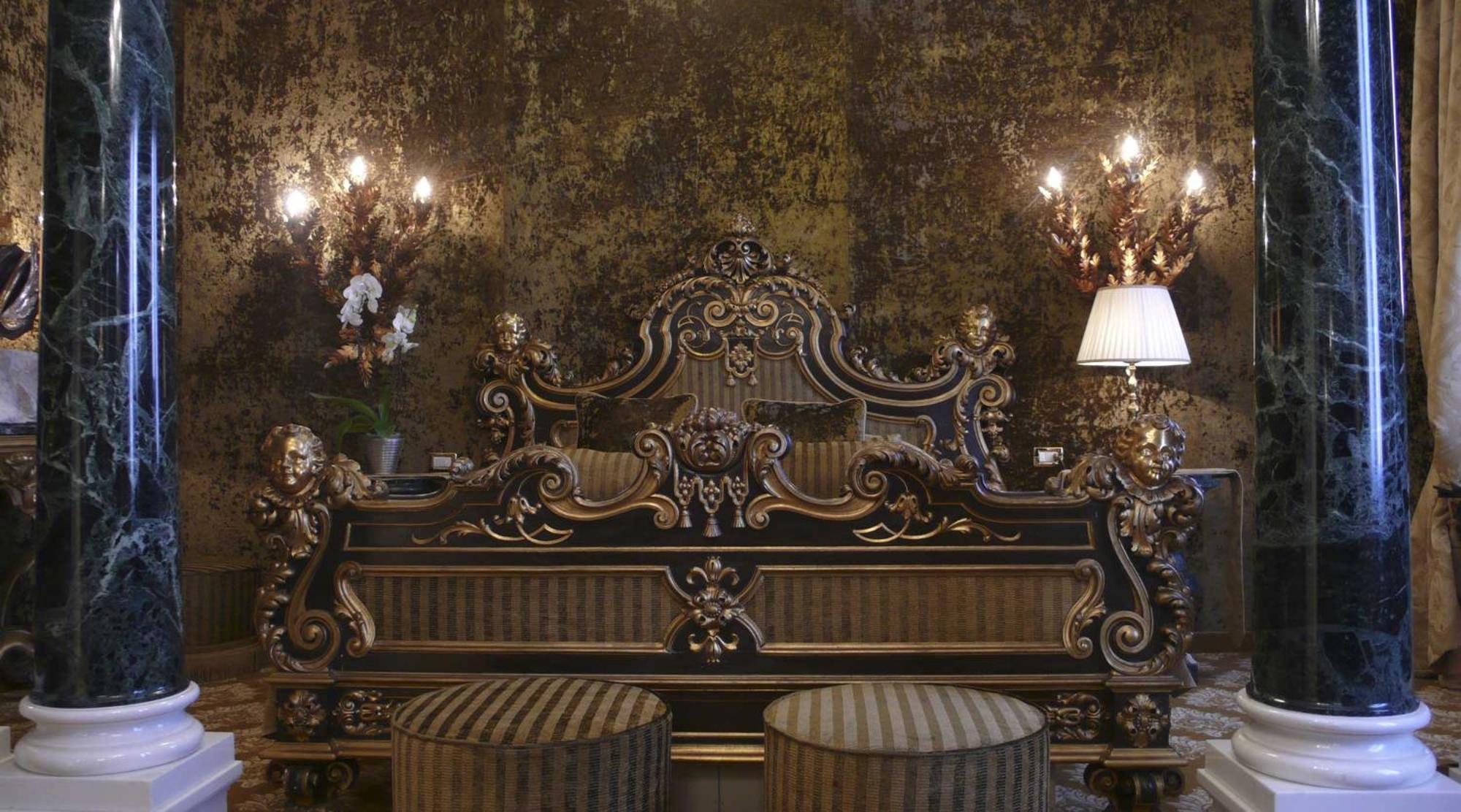 Exclusive Suite with Lateral Canal View