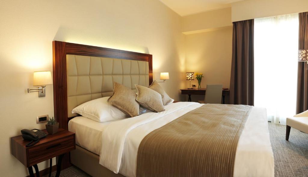 Executive Suite mit Balkon und seitlichem Meerblick