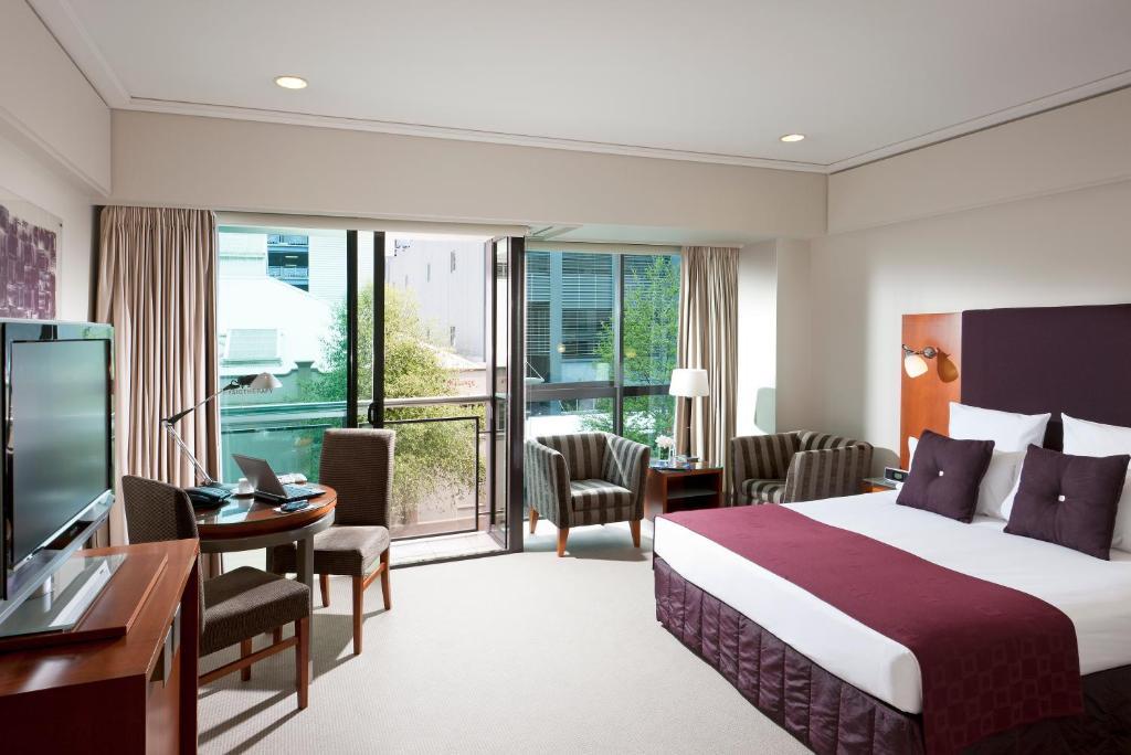Queen Studio Suite City View
