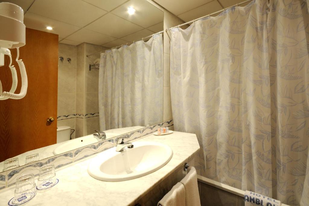 Chambre Double ou Lits Jumeaux - Vue Partielle sur Mer