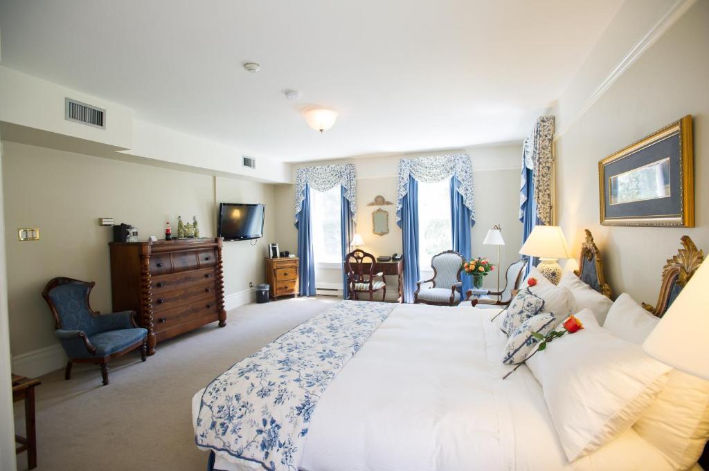 Deluxe Queen Room