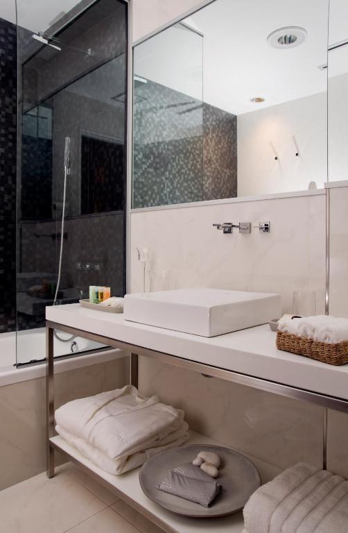 Quarto Clássico com Cama de Casal ou 2 de Solteiro