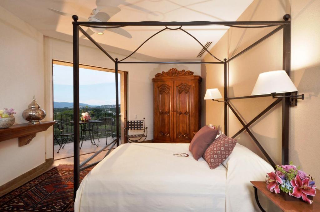 Deluxe Double Room with Balcony 1