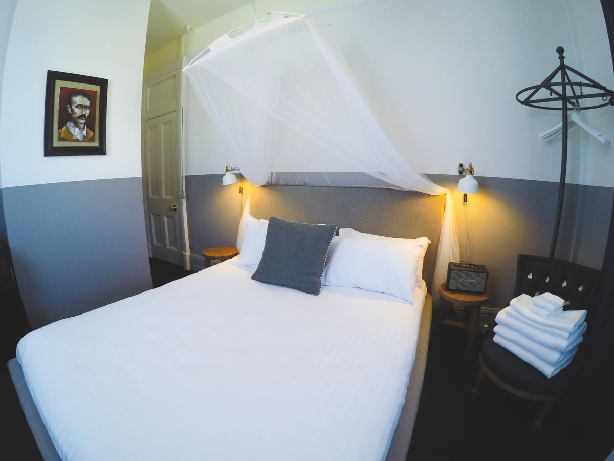 Surgeon White Queen Room