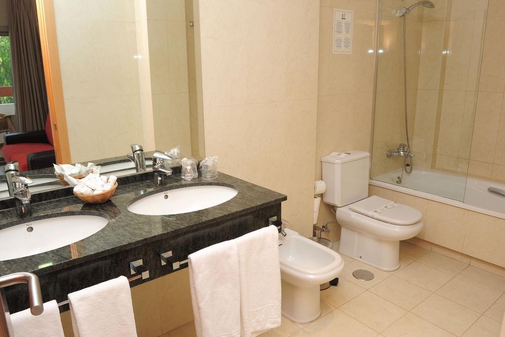 Family Room,64853575:JPEG