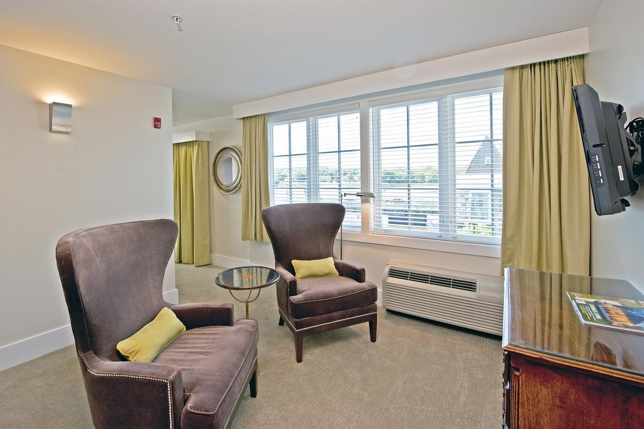Portside King with Seating Area