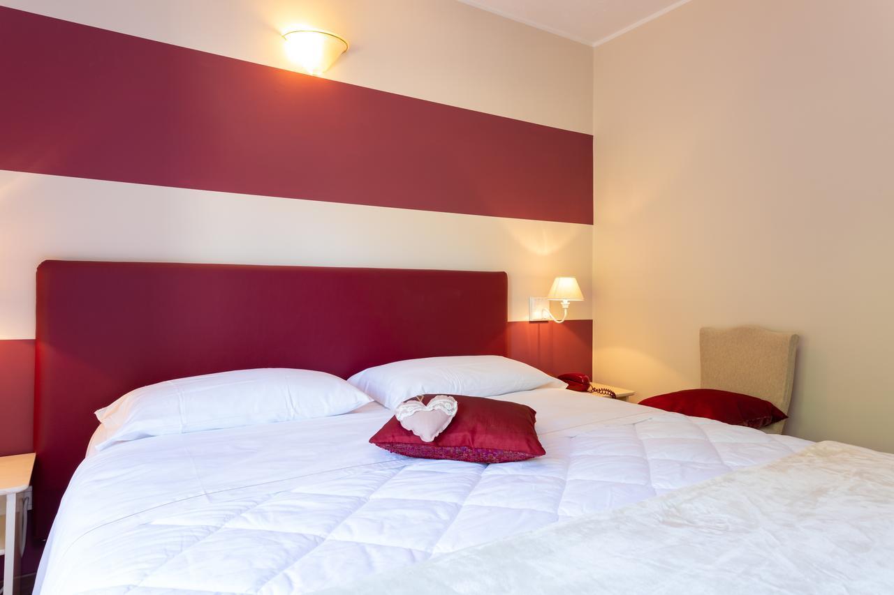 Doppel-/Zweibettzimmer mit Balkon